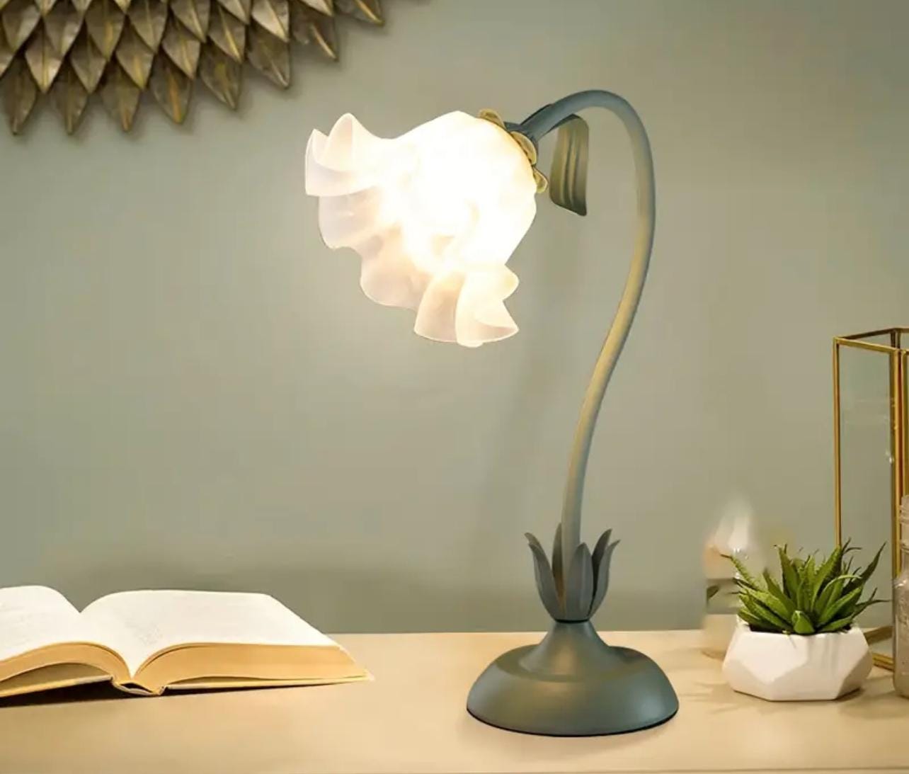 Retro Flower Designed Bedside, Desk & Table Lamp
