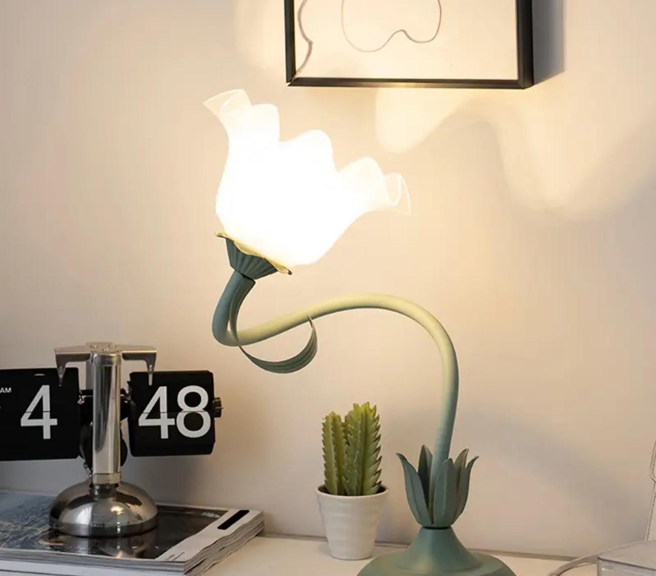 Retro Flower Designed Bedside, Desk & Table Lamp